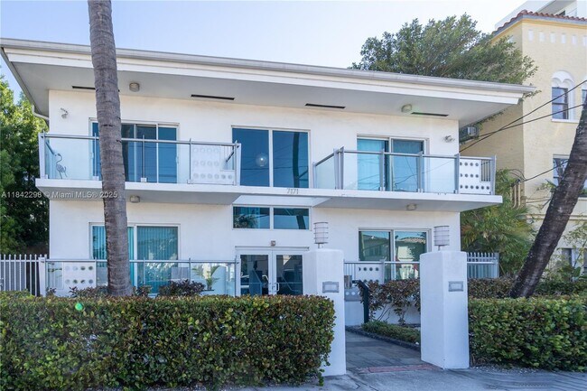 Primary Photo - 7171 Bay Dr