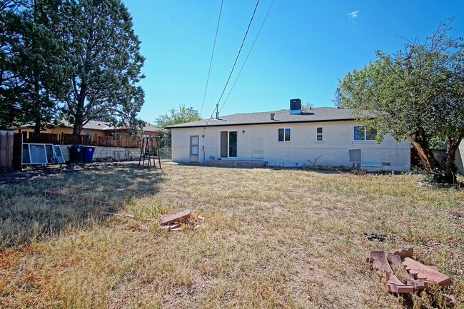 Building Photo - UPTOWN UPDATED 3/BD 2/BA 1/CG