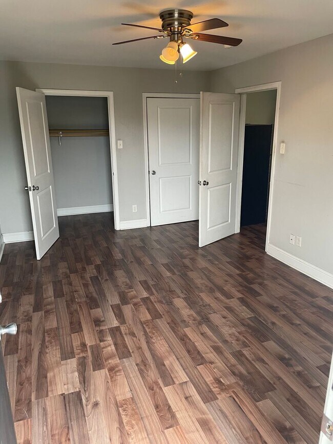 Building Photo - Renovated 1BD in Gated Complex! Washer/Dryer in unit!