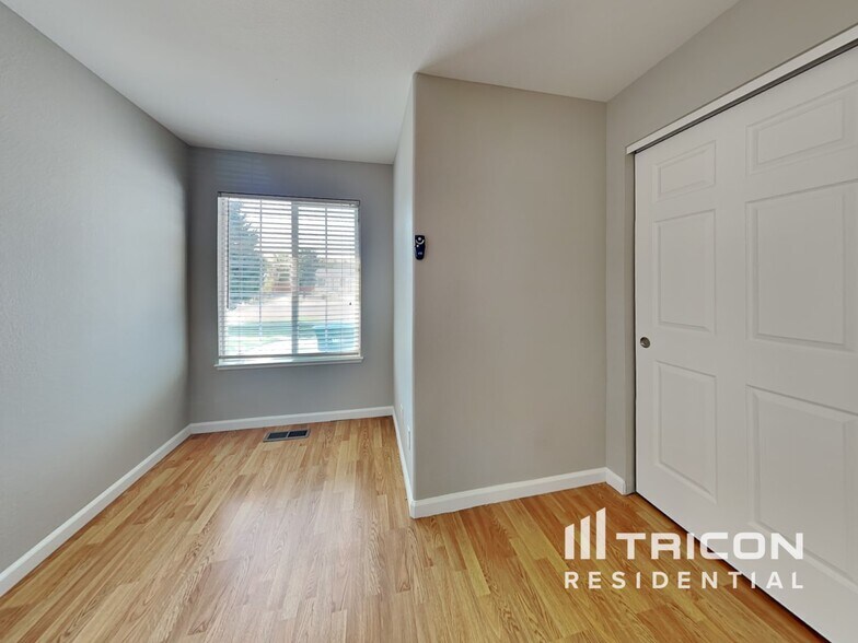 Building Photo - 5907 Poinsettia Ct
