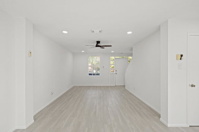 Building Photo - "Charming 3-Bed Townhouse Oasis with 2.5 B...
