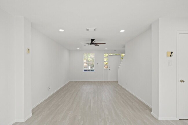 Building Photo - "Charming 3-Bed Townhouse Oasis with 2.5 Baths in Houston – 1512 Sq Ft of Comfort & Style!"