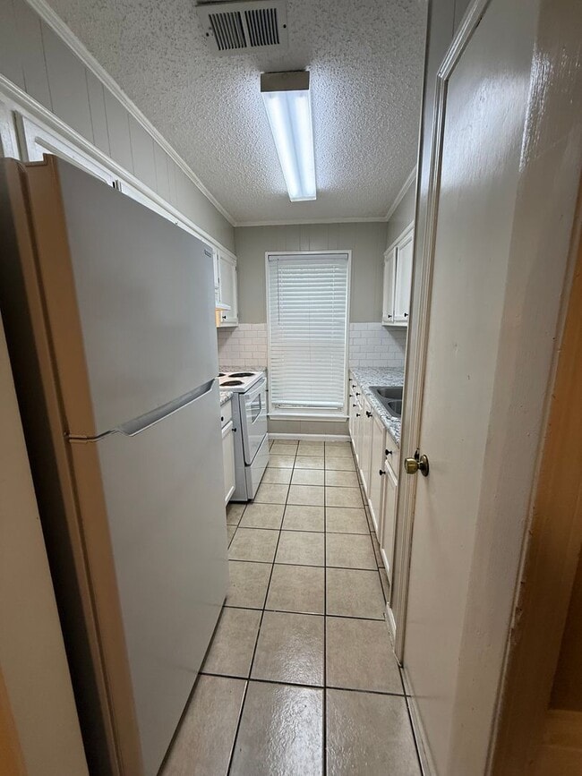 Building Photo - 1950-52 Helm Dr