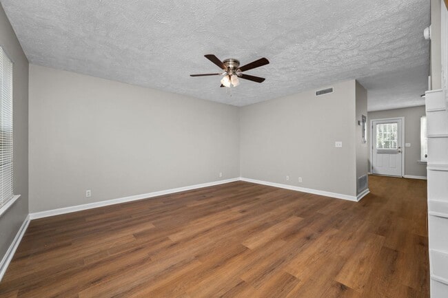Building Photo - 2426 Willowbrook Dr