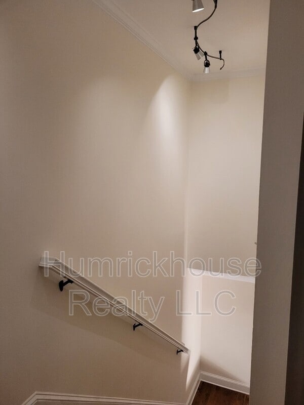 Building Photo - 3228 Barnhill Dr