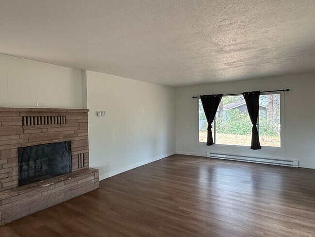Building Photo - 2 Bedroom 1 Bath 1500 Sq/Ft home on Acreage in Medical Lake with 3 Car Garage & Out Building
