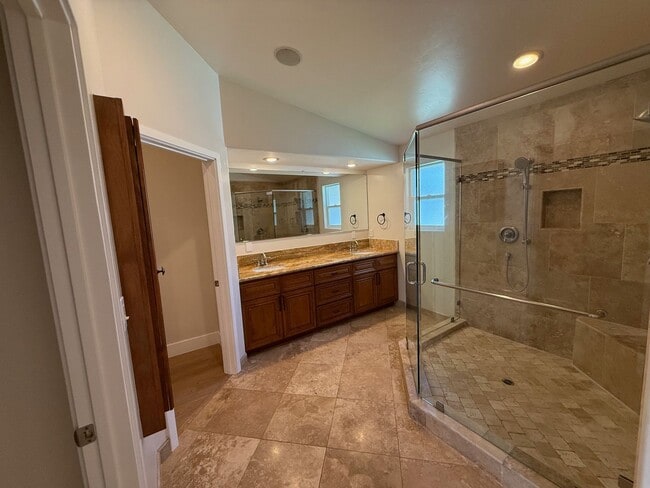 Building Photo - Beautiful 3 Bedroom 2 bath home in well de...