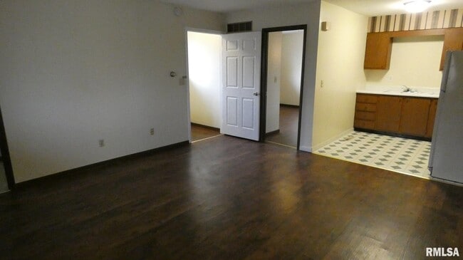 Building Photo - 1513 Sara Ln