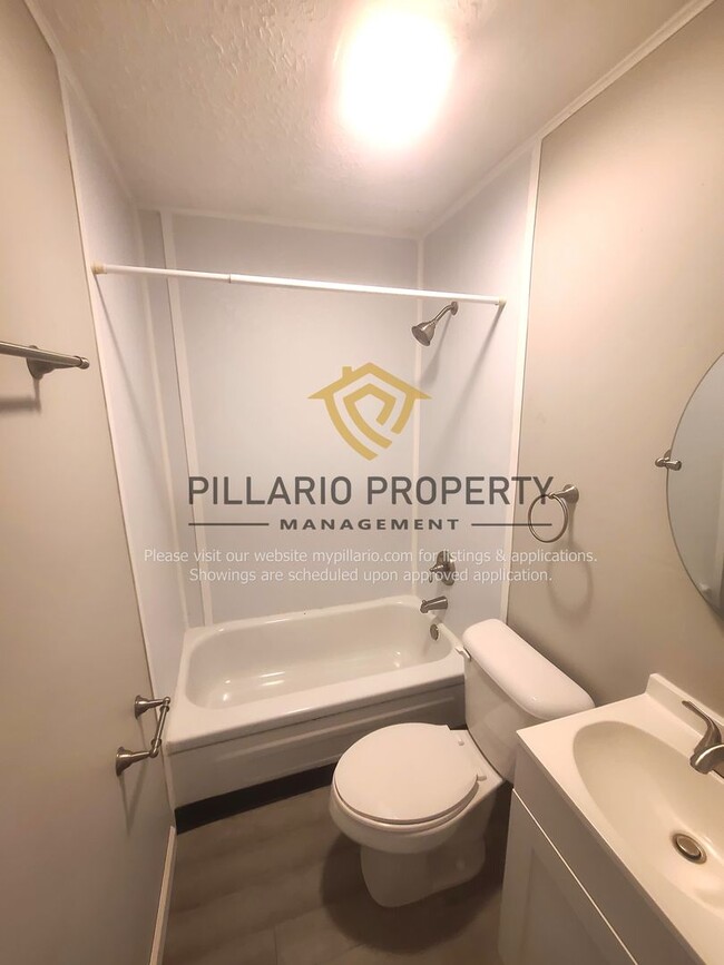 Building Photo - Updated 2 Bedroom 1 Bathroom near Forest M...