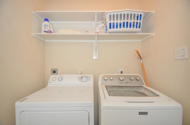 Building Photo - 3325 Clearview Cir