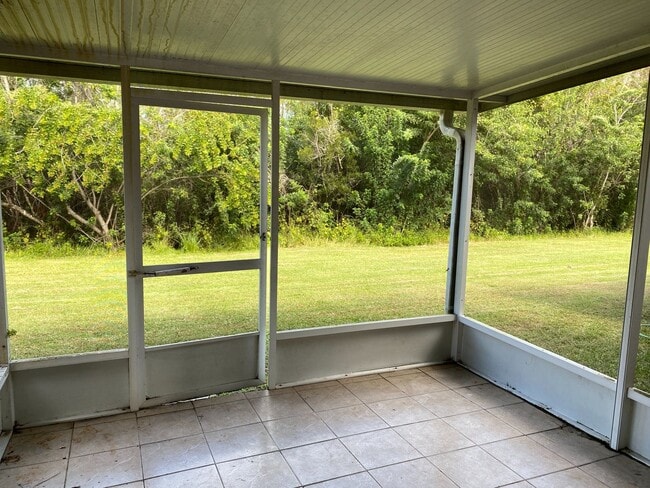 Building Photo - Adorable 3 bedroom / 2.5 bath town home with newly remodeled kitchen!