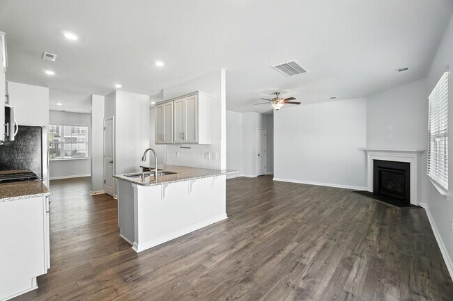 Building Photo - Stunning home, Move-in Ready!