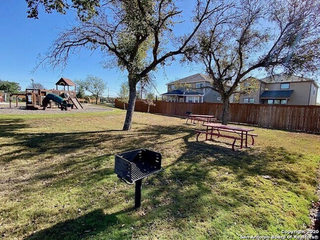 Building Photo - Modern 3-Bedroom Home Near Alamo Ranch wit...