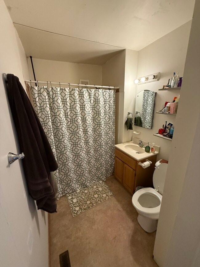 Building Photo - 610 Niagara St