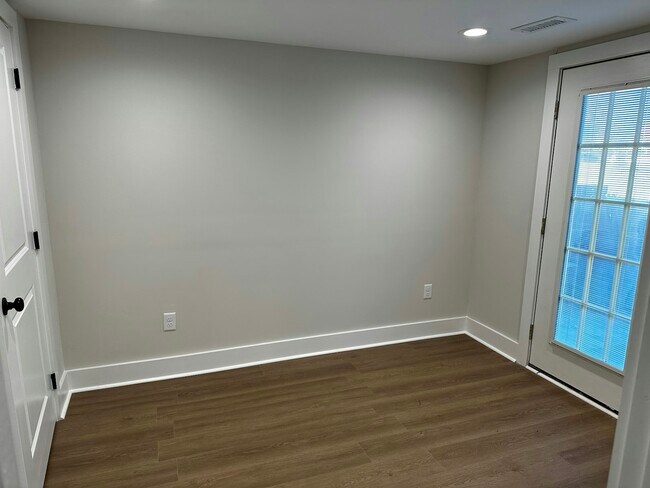 Building Photo - 2110 E Raccoon Valley Dr