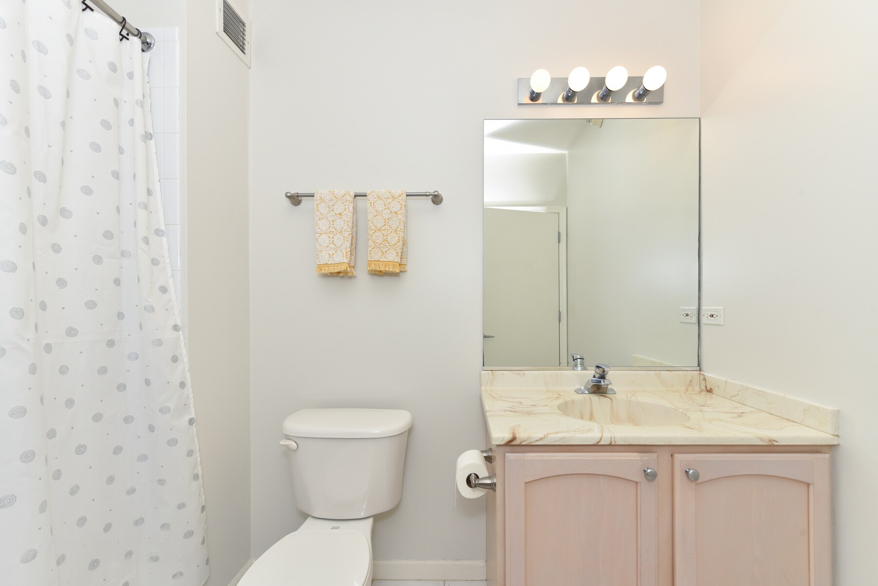 Front / second bedroom full bathroom adjacent to second bedroom - 645 N Kingsbury St