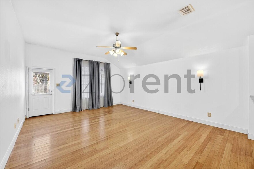 Building Photo - 1042 Grimes Dr