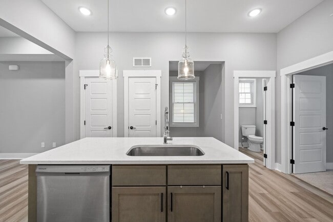 Building Photo - Gorgeous 3 Story 4 Bedroom Pet Friendly Home For Rent!