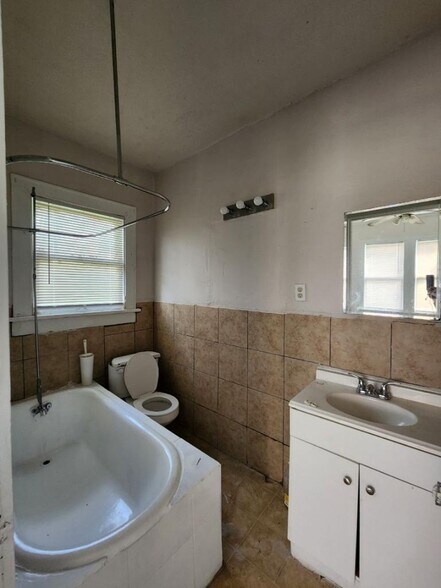 Bathroom - 2619 Wilkinson Ave