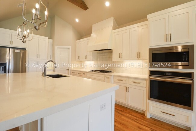 Building Photo - COMING SOON! Marvelous and Modern 3 Bed/ 3.5 Bath Home in South Broken Arrow!