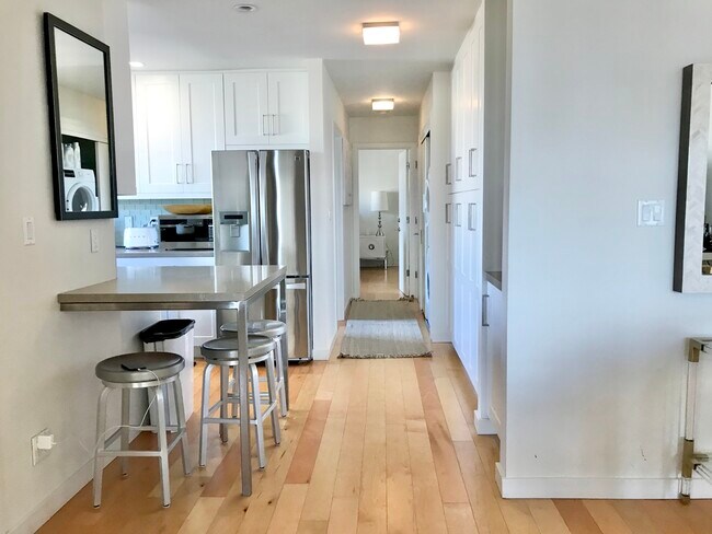 Building Photo - 1990 Green St