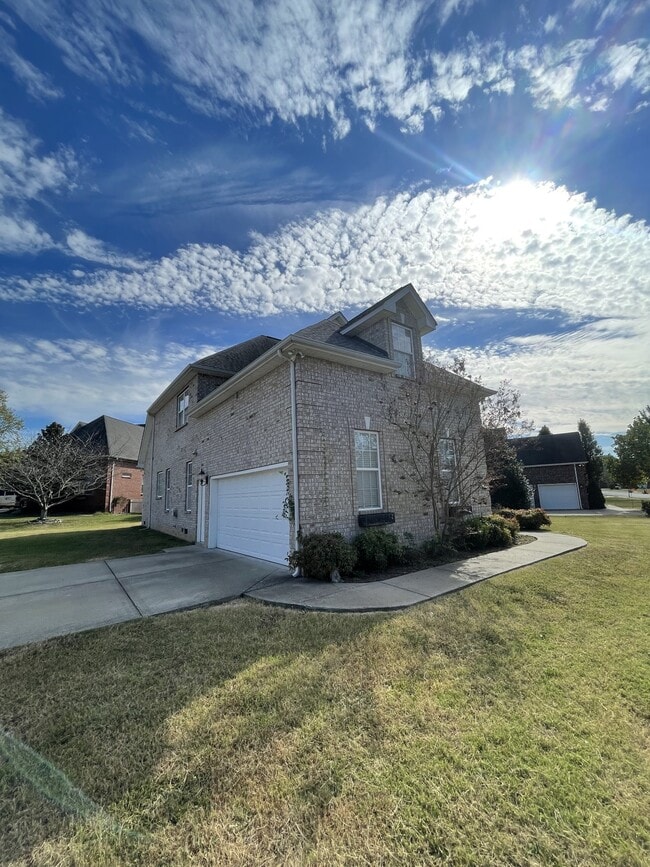 Building Photo - 426 Creekview Dr