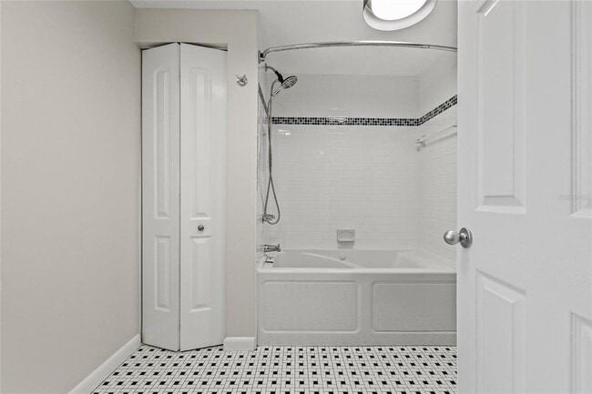 Building Photo - 1023 W Ohio Ave