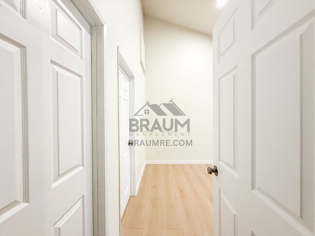 Building Photo - 5245 Riverton Ave