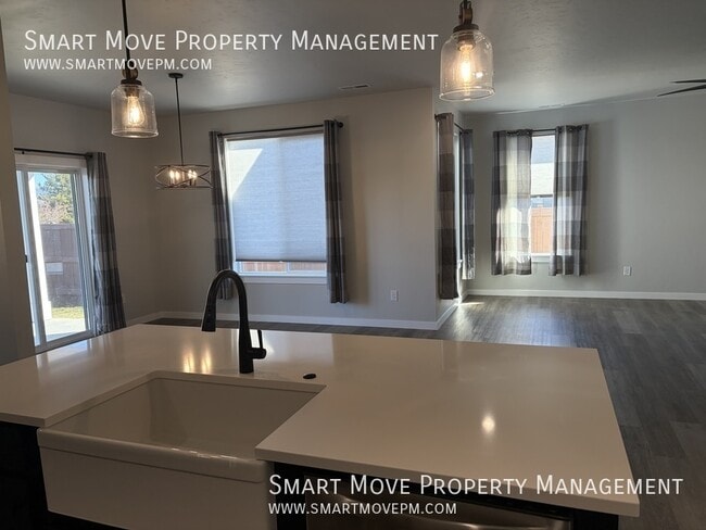 Building Photo - 10000 W La Jolla Dr