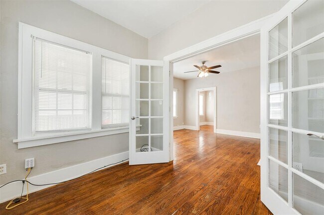 Building Photo - 2609 N Shartel Ave