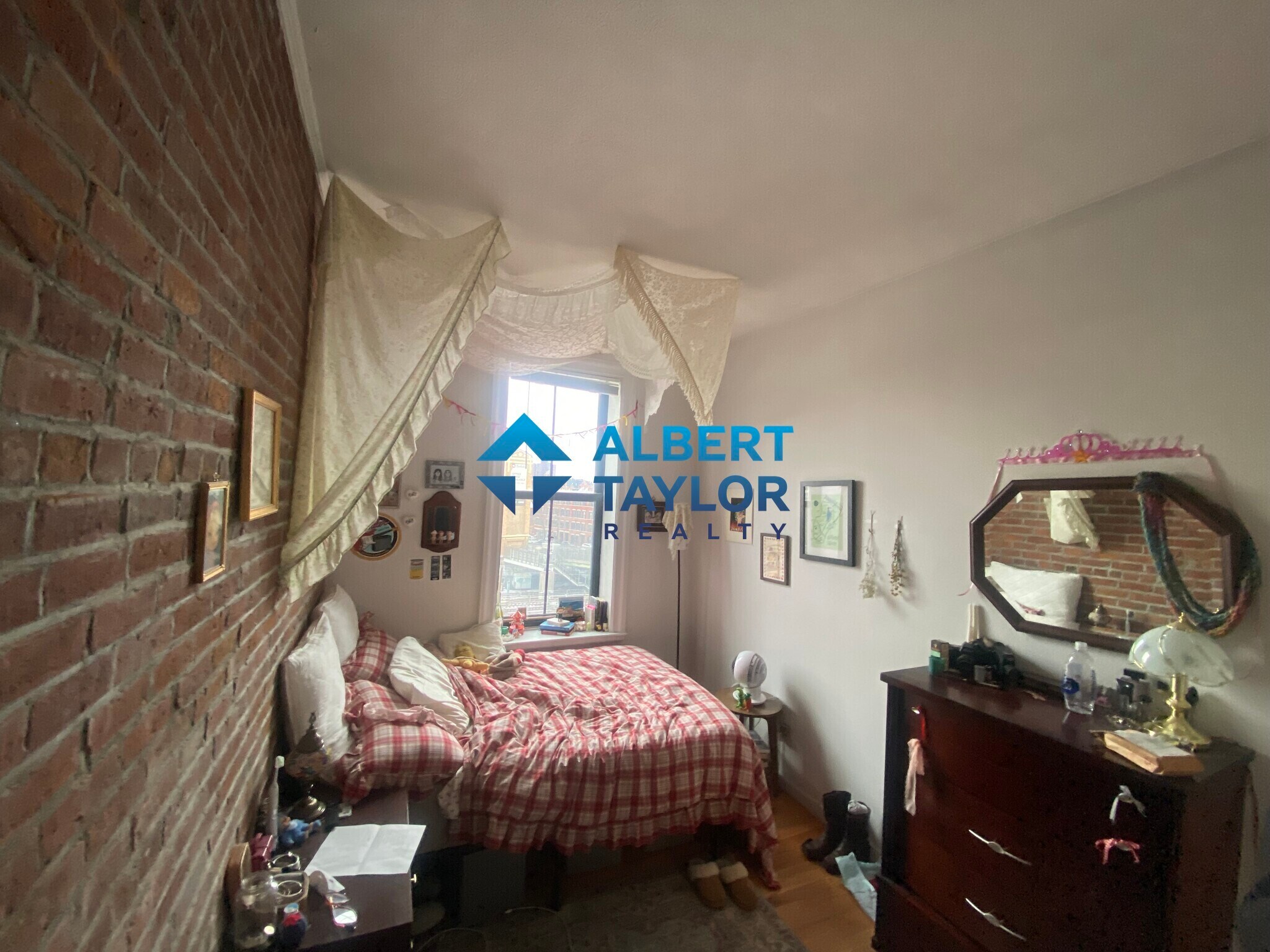 Building Photo - 24 Isabella St