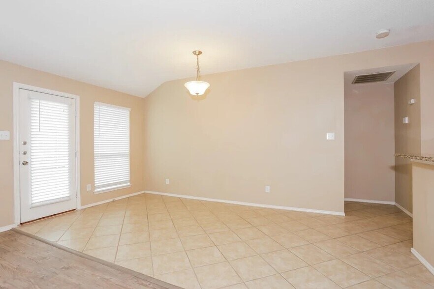 Building Photo - 2600 Treeview Dr