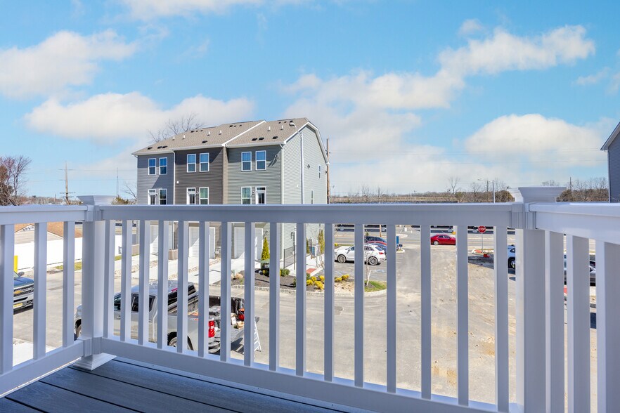 Building Photo - 10 Sidney Ln