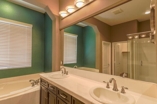 Building Photo - Fabulous Single Story 3 Bedroom Home Conve...