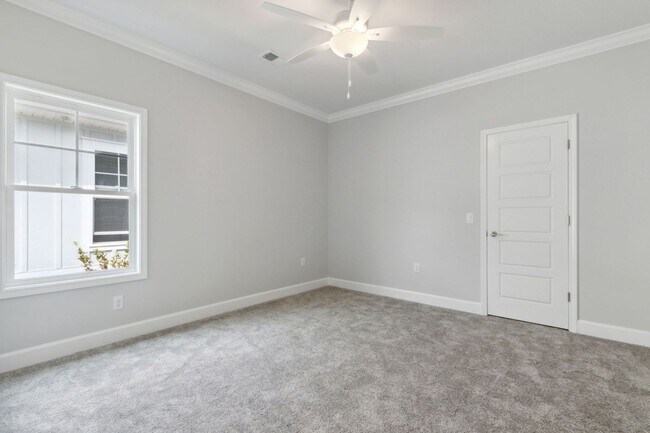 Building Photo - Resort Style living, minutes to town!