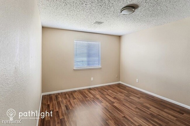 Building Photo - 3 br, 2.5 bath House - 1405 Knottingham Dr...