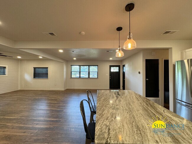 Building Photo - Fully renovated 3 Bedroom Home in Fort Wal...