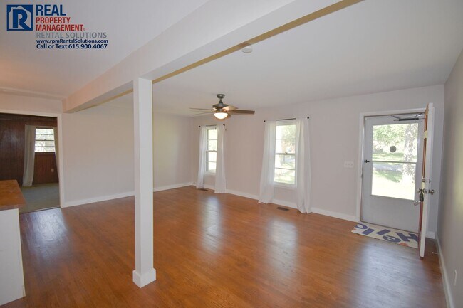 Building Photo - All brick 3BD home PLUS bonus room & back deck, half mile to MTSU!
