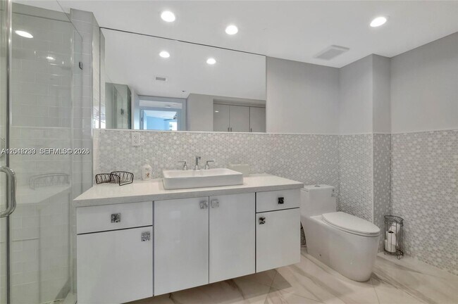 Building Photo - 16425 Collins Ave