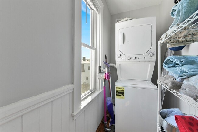 Building Photo - 166 Sydney St