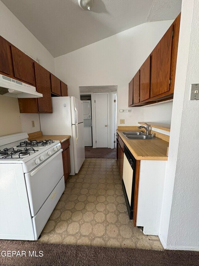 Building Photo - 1922 Lake Omega St