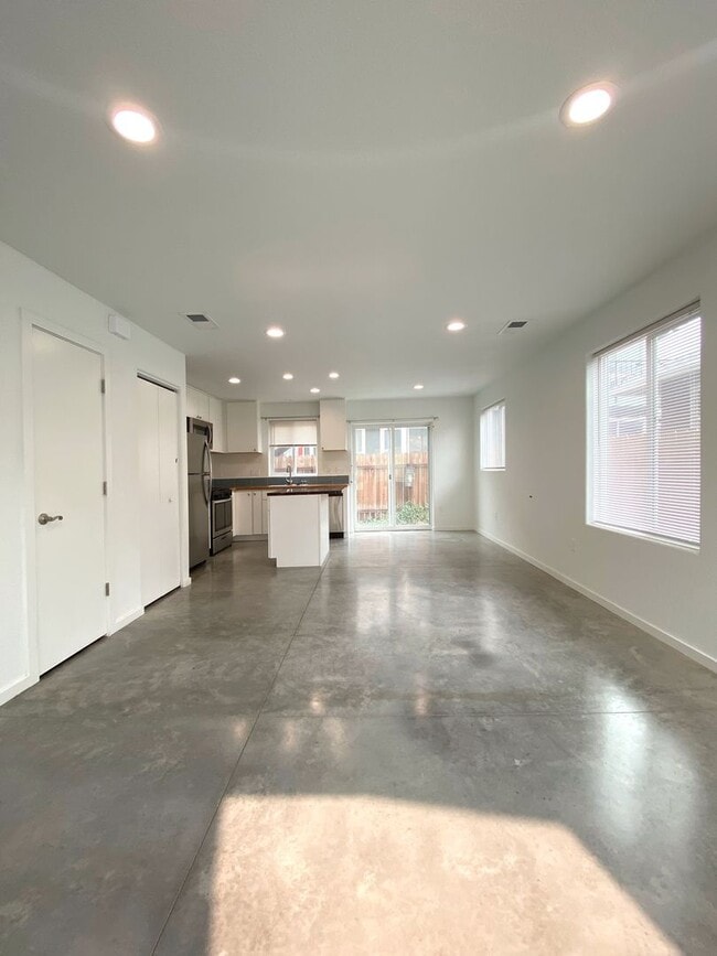 Building Photo - 541 Sinclair St