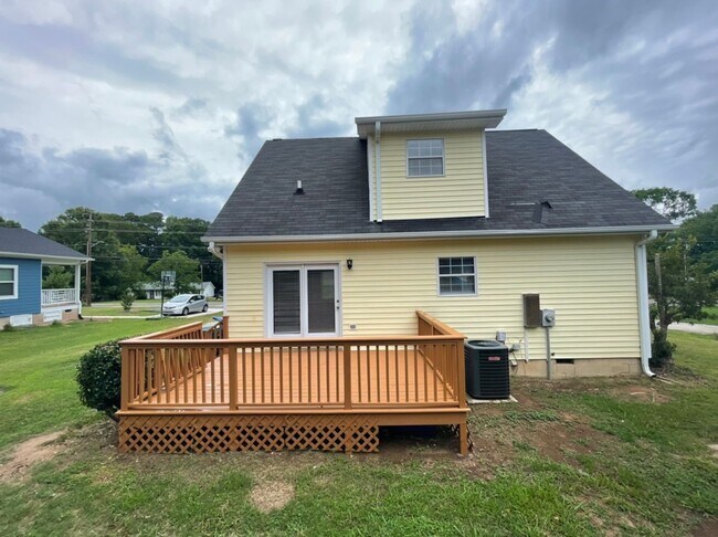 Building Photo - Adorable 3 Bedroom Home in Durham with Fir...