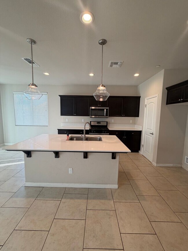 Building Photo - Nice home for rent in gated community in Tulare!