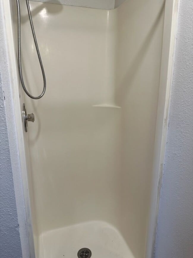 Building Photo - Spacious 6BD 2BA House