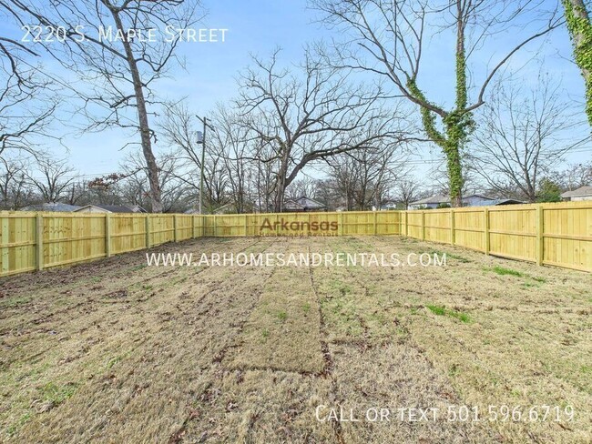 Building Photo - 2220 S Maple St