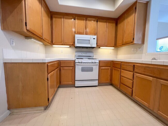 Building Photo - 4 Bedroom, 3 Bathroom Home in Heron Bay, S...