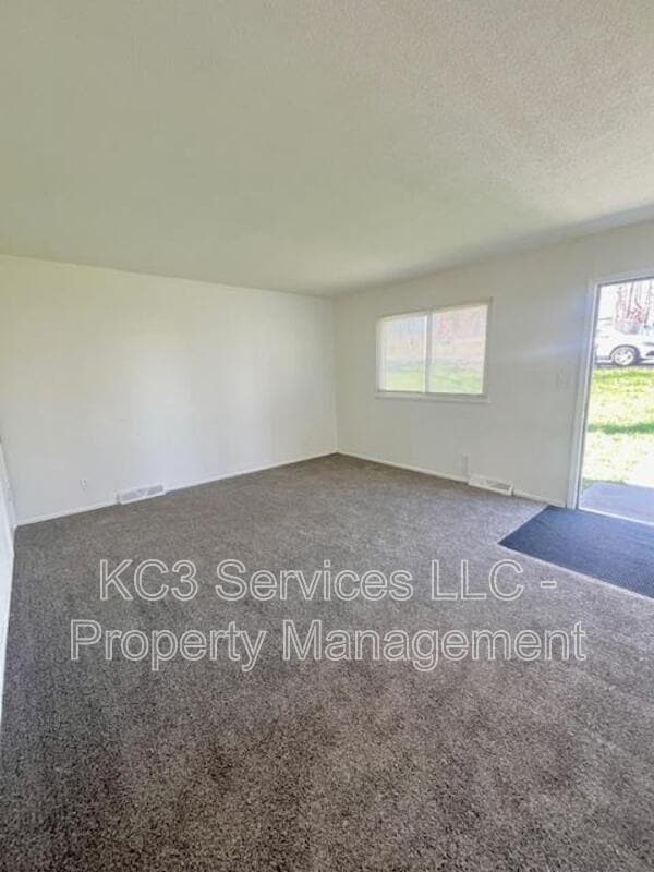 Building Photo - 5025 N Bellaire Ave