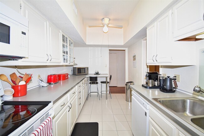 Building Photo - 2425 Underwood St