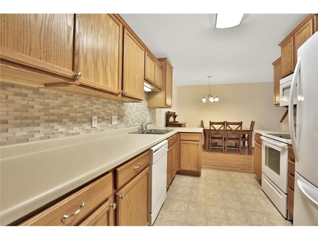 Building Photo - Awesome 2 bed townhouse in forest lake!! A...